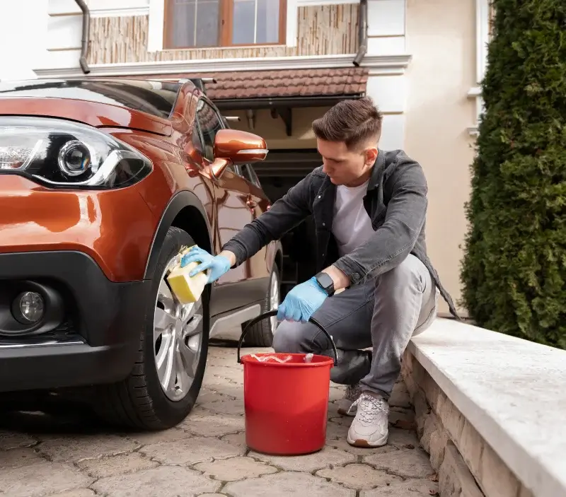 Lavage auto à domicile Les Échelles : professionnel intervenant sur un véhicule